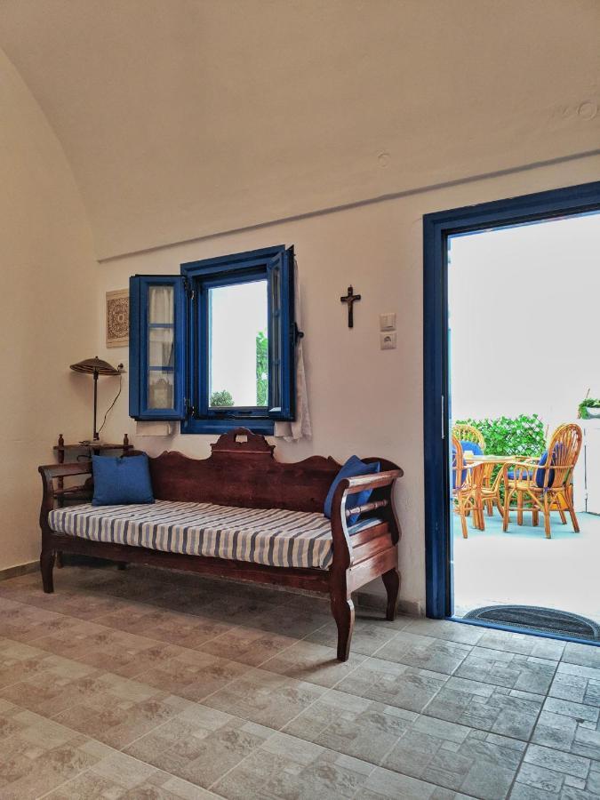 Nikolakis Traditional House In The Village. Kamari  Bagian luar foto