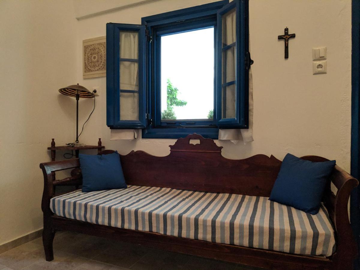 Nikolakis Traditional House In The Village. Kamari  Bagian luar foto